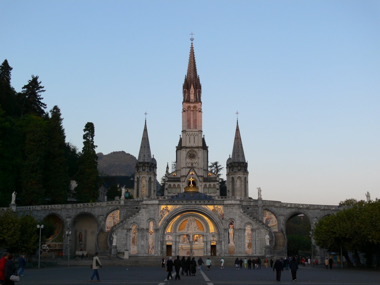 Cierran baños en Lourdes por coronavirus