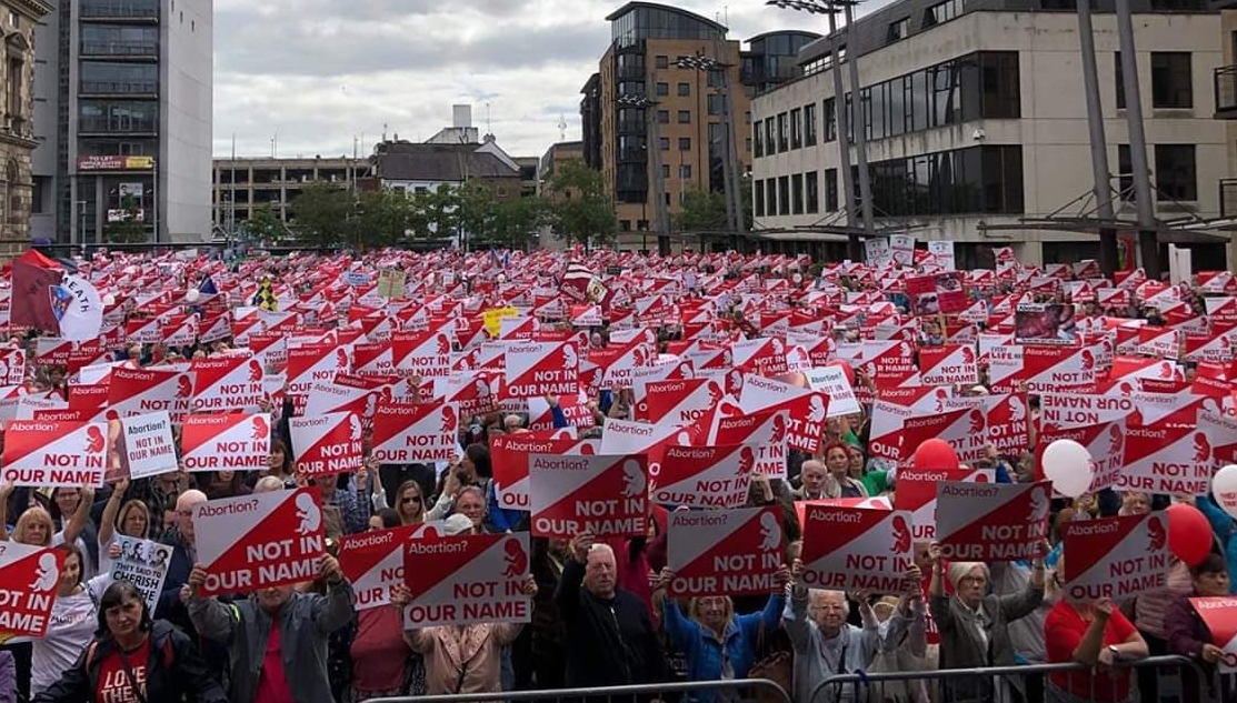 Marcha por sus vidas protesta contra la ley del aborto en Irlanda del Norte