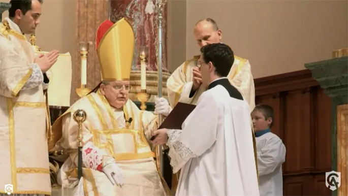 El cardenal Burke agradece a Dios por la recuperación del COVID-19, durante la primera misa pública