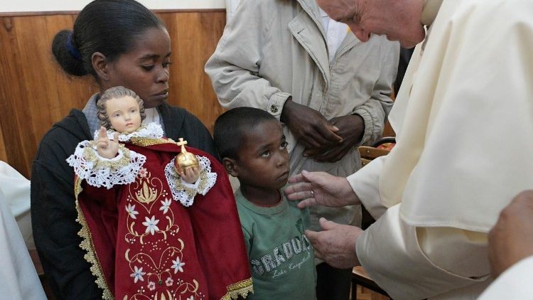 Papa Francisco se reúne con sobrevivientes de sarampión durante brote en Madagascar