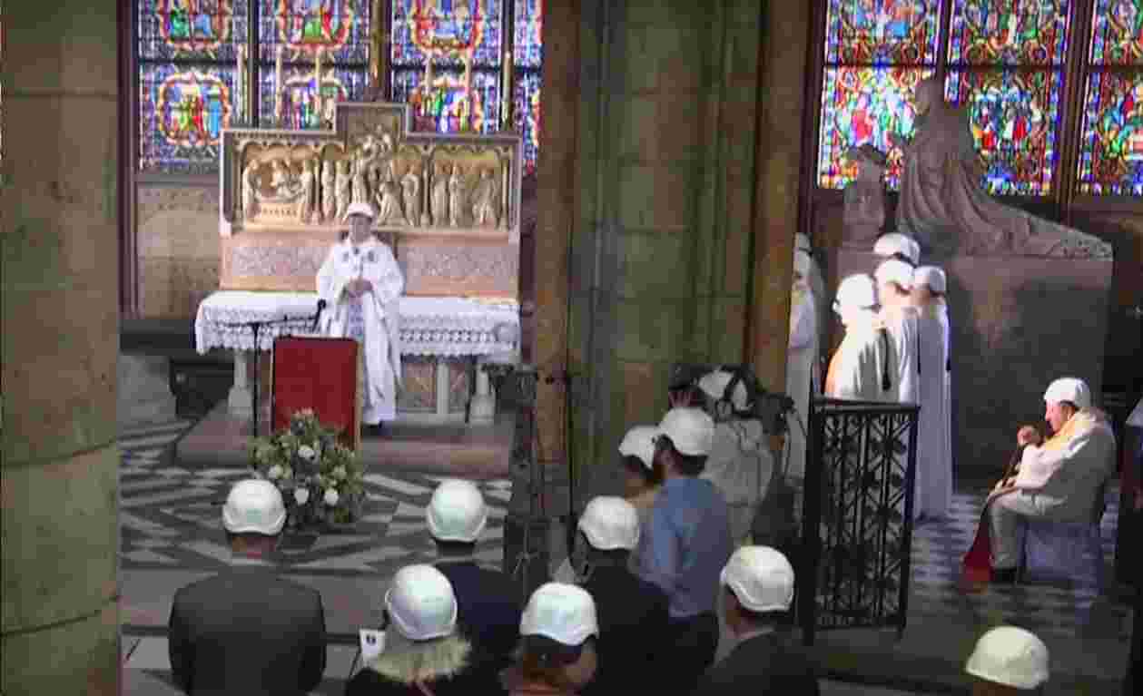Una congregación con cascos celebra la primera misa en la catedral de Notre-Dame desde el incendio de abril