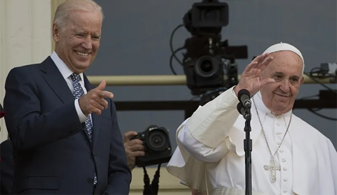 Periodistas protestan cuando el Vaticano cancela la cobertura en vivo del saludo de Joe Biden al Papa Francisco