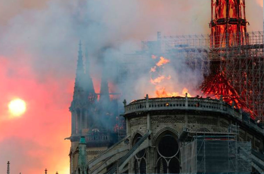 Los parisinos lamentan la destrucción de Notre Dame