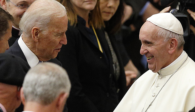 El presidente Biden esperaba reunirse con el Papa Francisco a fines de octubre, dicen las fuentes