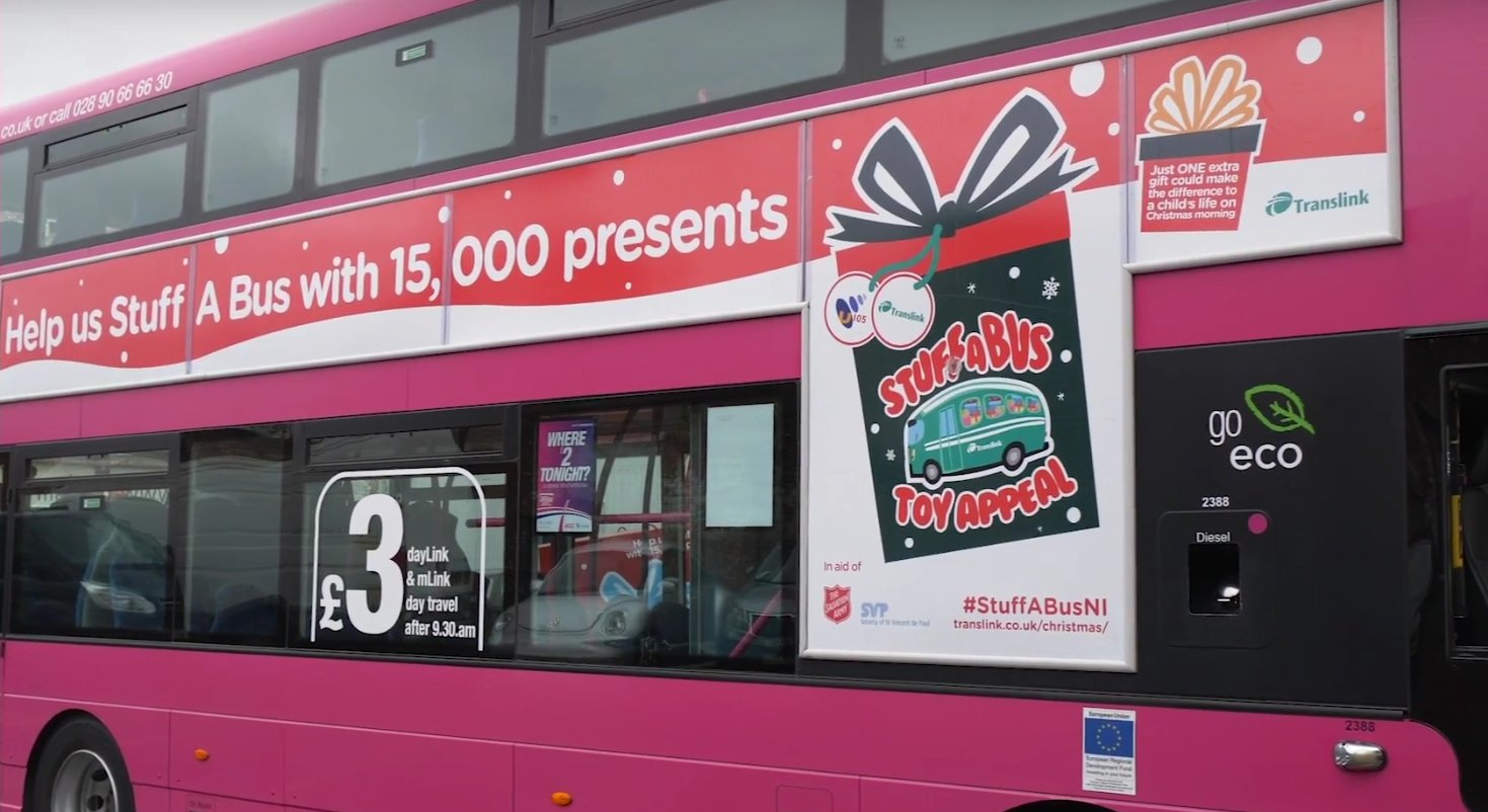 SVP y Salvation Army esperan que “Stuff A Bus” traiga una carga navideña de tres campanas