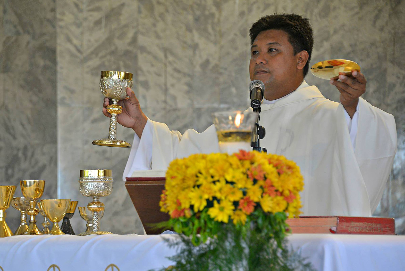 Sacerdote filipino asesinado mientras conversaba con feligreses después de misa
