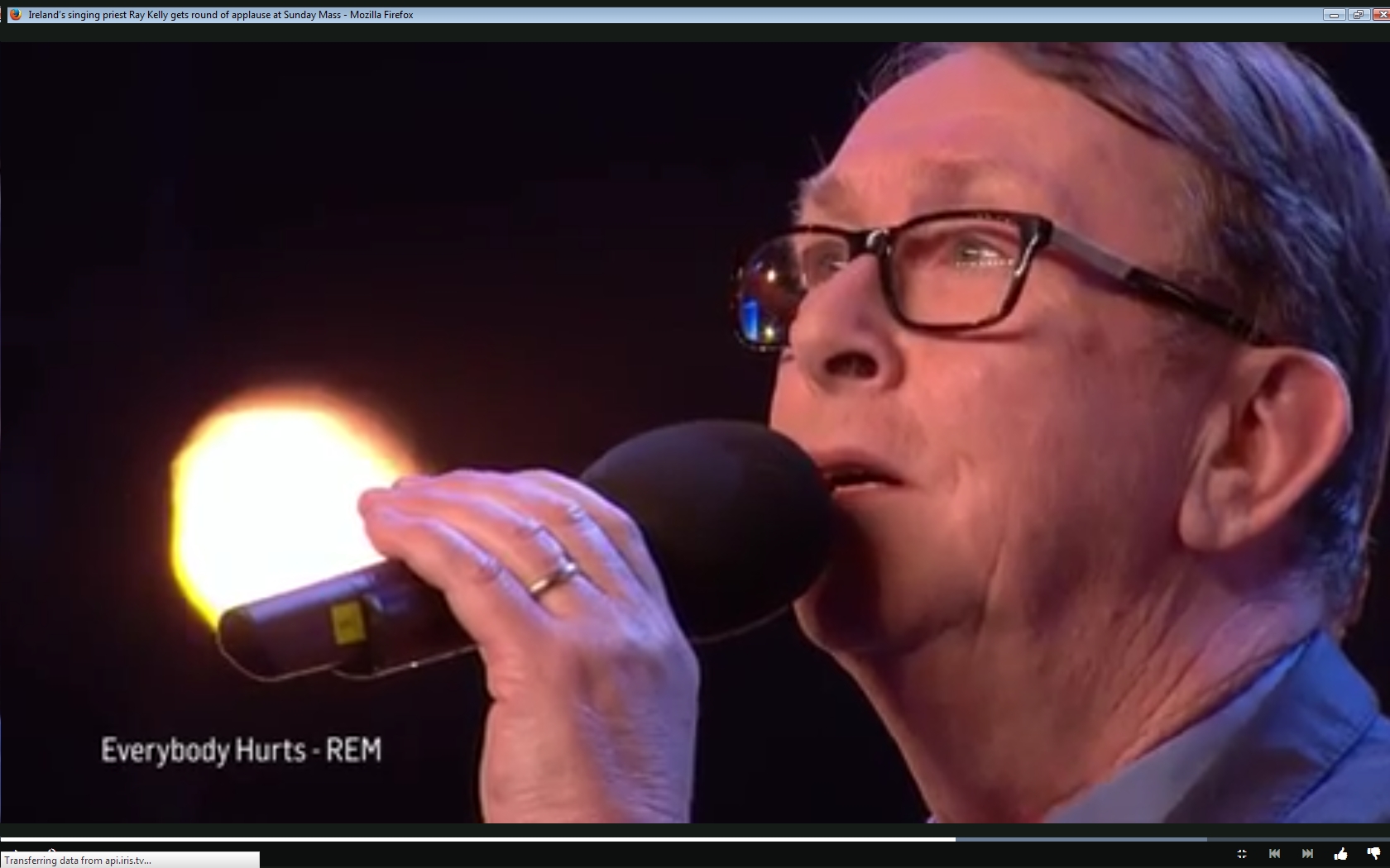 Ovación de pie en el programa de televisión Britain's Got Talent para el sacerdote cantante Padre Ray Kelly