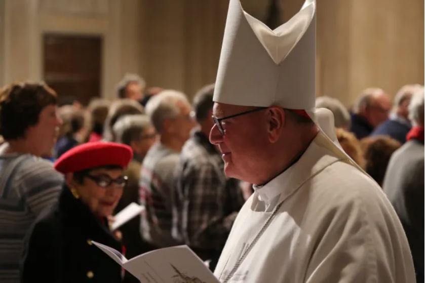 El cardenal Dolan implora a los católicos que regresen a la misa dominical