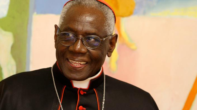 El papa Francisco acepta la renuncia del cardenal Robert Sarah a la congregación de culto divino