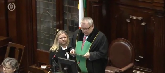 Dáil vota para retener la oración y el período de reflexión de 30 segundos
