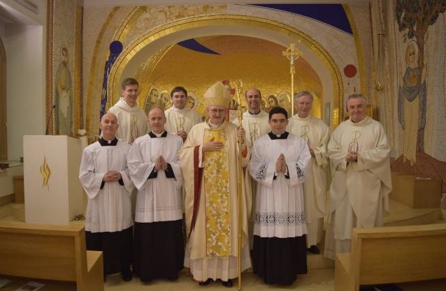 El arzobispo Martin ordenará hoy tres diáconos en Roma