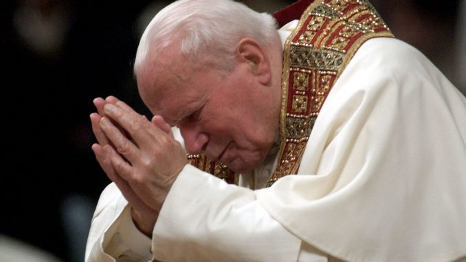 San Juan Pablo II: 1.700 profesores responden a la 'ola de acusaciones' contra el Papa polaco