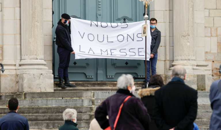 Obispos católicos franceses ganan apelación contra límite de misa de 30 personas