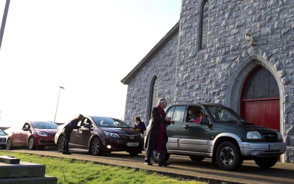 Parroquia de Galway ofrece 'drive-thru' Miércoles de Ceniza