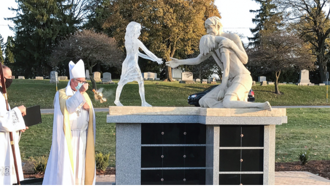 El obispo Donald J. Hying bendice la escultura pro-vida de Martin Hudáček