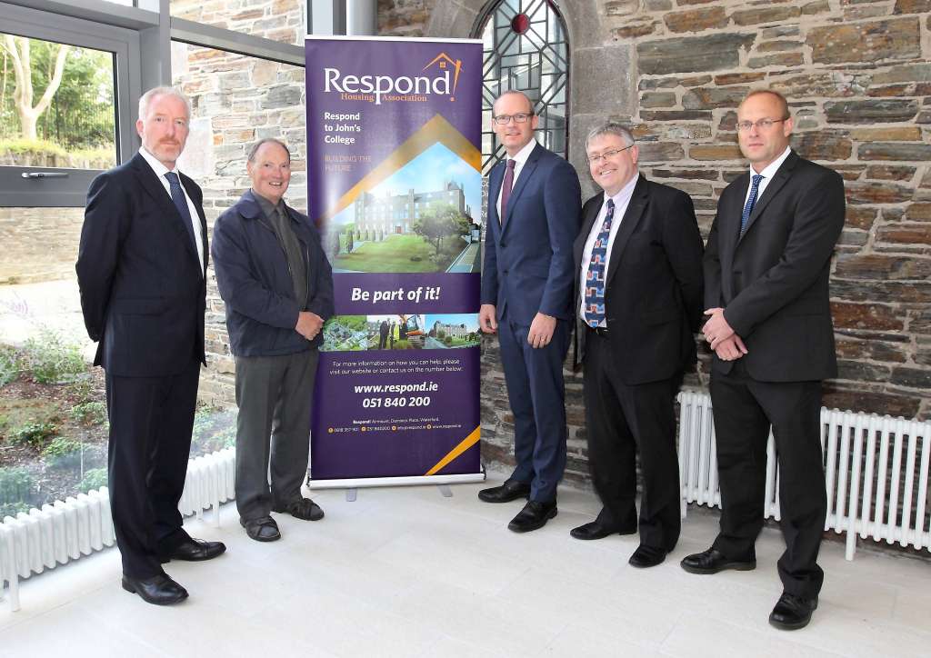 El Ministro Coveney visita el nuevo 'Respond!' instalación en Waterford