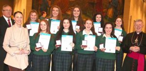 Ganadores de premios de la Escuela del Sagrado Corazón, Westport, con Archbihsop Neary, Barry McMahon de los Caballeros de San Columbano y la directora de la escuela Anne Murphy