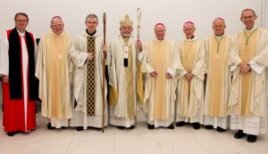 Dr. Kenneth Kearon (CofI) y seis obispos con el abad Brendan Coffey