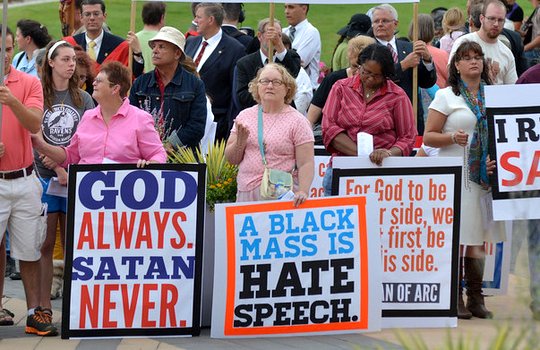 Más de 1.000 cristianos protestan contra la Misa Negra de EE.UU.