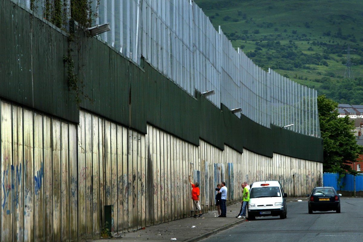 Sinn Fein MLA dice que los muros de paz se eliminarán para 2023