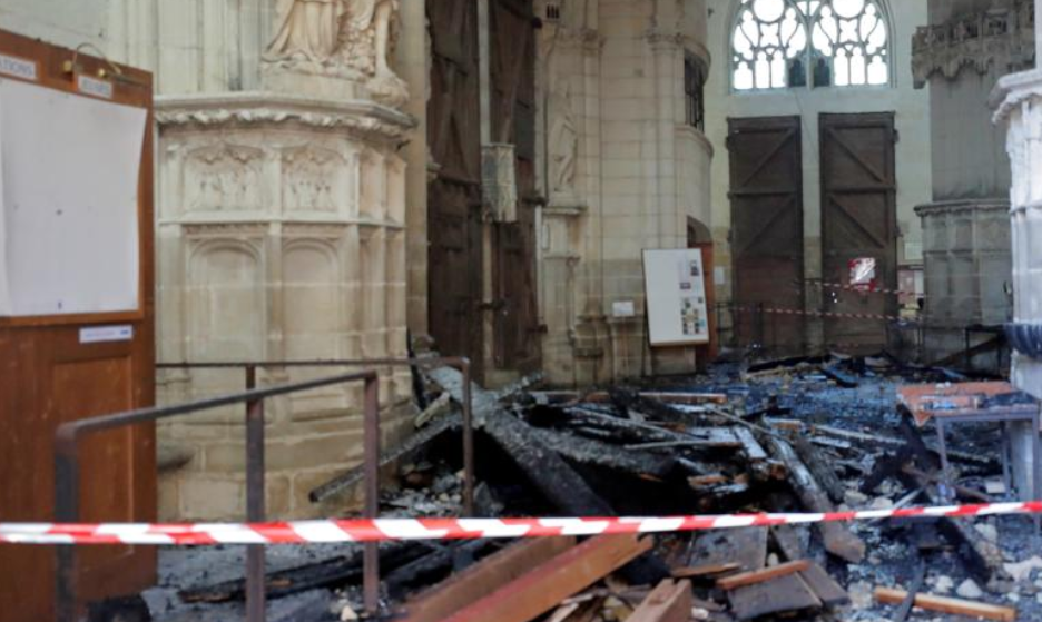 Después del incendio de la catedral de Nantes, voluntario detenido pero no llamado sospechoso