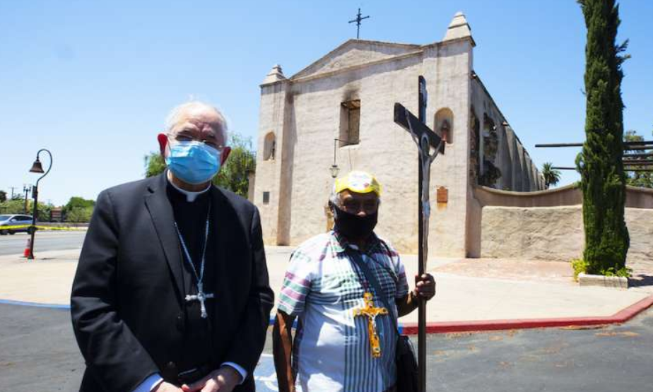Después de un incendio devastador, la comunidad de Mission San Gabriel promete reconstruir