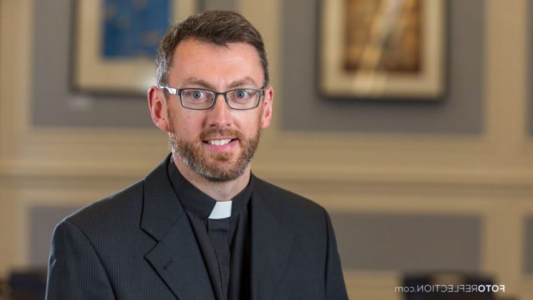 El arzobispo de Ottawa ordena al jesuita irlandés al diaconado