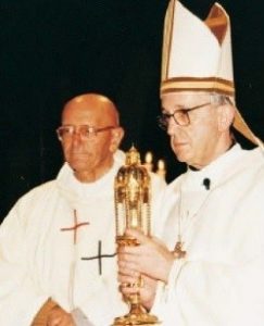 Papa Francisco con la reliquia de San Antonio