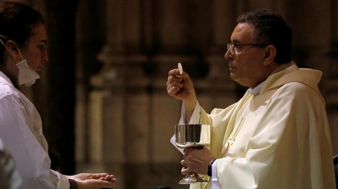 ¿Pueden los obispos exigir la Comunión en la mano?