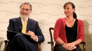 el rabino Lord Jonathan Sacks y Jennifer Simpson, presidenta del consejo de administración de la Fundación John Templeton.