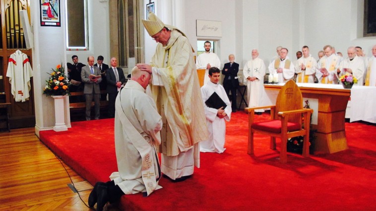 Monseñor Nulty preside ordenación de sacerdote jesuita
