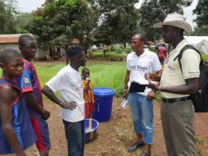 Las personas en hogares en cuarentena por ébola les dicen a los funcionarios locales lo que necesitan para mejorar su bienestar.