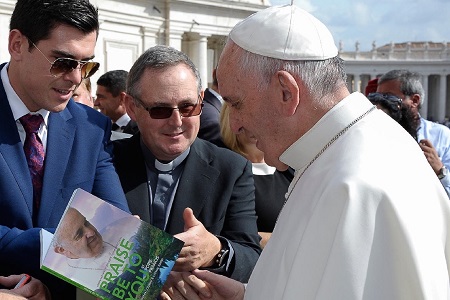 Teólogo y periodista irlandés presentan libro al Papa