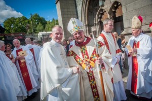 El recién ordenado padre Sean O'Donnell y el obispo Donal McKeown