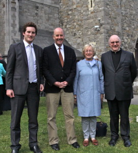 Descendientes de Sir William Sullivan, hermano del Padre John Sullivan, Héctor y Peter Lloyd con Sandy Clarke y el Padre Conor Harper SJ.  Foto Lynn Glanville. 