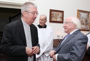 El arzobispo Diarmuid Martin de Dublín conversando con el presidente Michael D. Higgins después del Festival de la Misa de los Pueblos. Pic John Mc Elroy. 