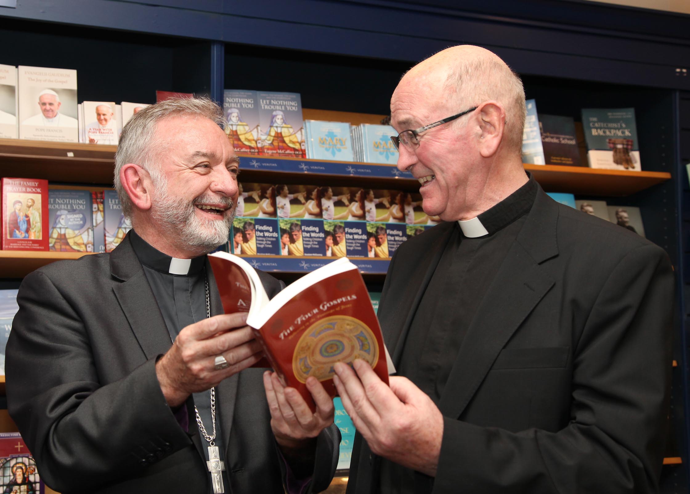Arzobispo O'Reilly lanza libro del director de WMI