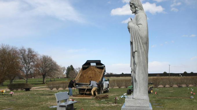 ¿El Covid-19 enterrará los funerales católicos?