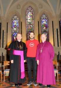 el arzobispo Eamon Martin, Matt Hollidge y el arzobispo Richard Clarke.  Foto cortesía: Lynn Glanville.