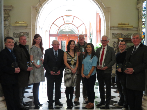 Alcalde de Belfast rinde homenaje a ONG no reconocidas
