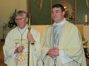 El obispo John Buckley de Cork & Ross con el padre Marius O'Reilly, a quien ordenó