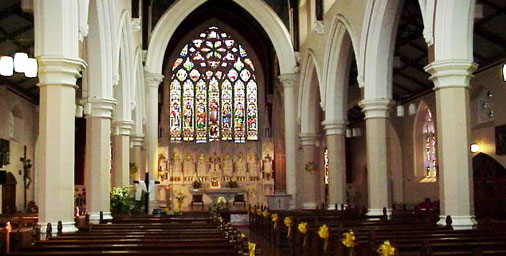 Altar rededicado en St Catherine's después del incendio de 2012
