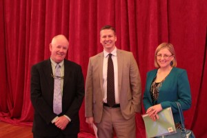 Joe McCarroll con Roger Kiska y Cora Sherlock en la Conferencia Nacional PLC — en el RDS Concert Hall