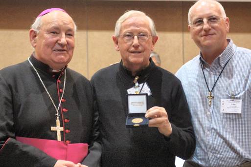 Vaticano entrega medalla del Buen Samaritano a sacerdote