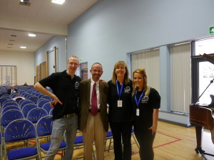 LR Conor McCarthy, John Allen, Pauline Dowd (Directora de Living Youth) y Kiera O'Neill