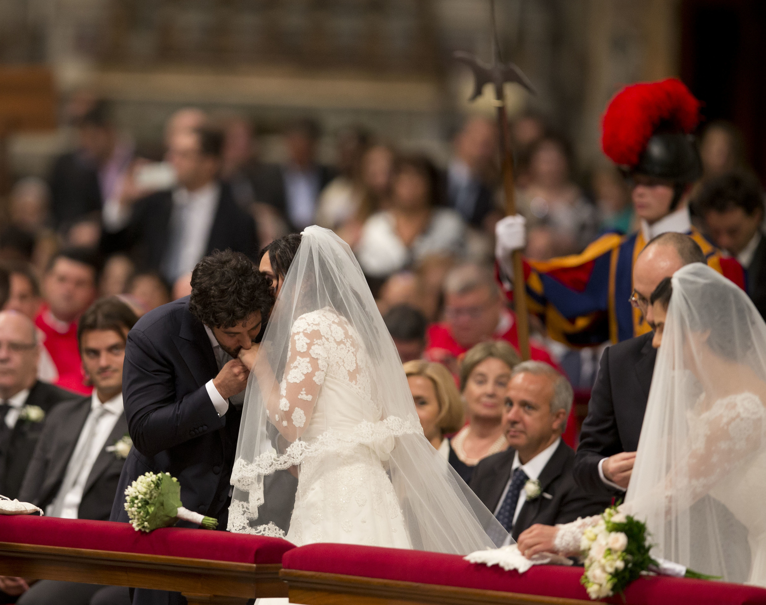 Papa Francisco casa a 20 parejas en San Pedro
