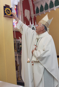 El Reverendísimo Obispo Leo O'Reilly erigió una placa para conmemorar el Año del Santo Nombre de Jesús en la Iglesia Staghall. Foto: Lorena Teevan