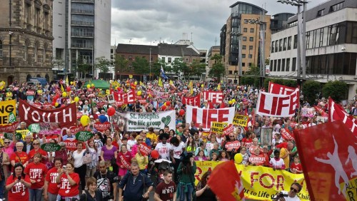 Miles de personas asisten a un mitin pro vida en Belfast