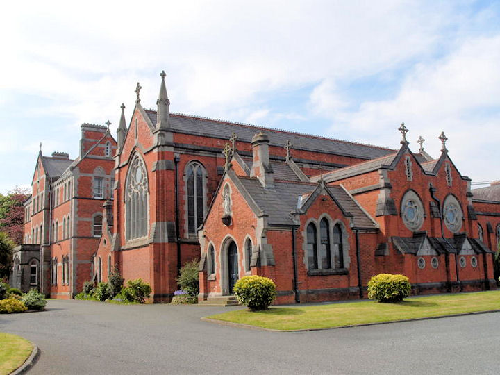 Profanación de video de iglesia de Belfast condenada