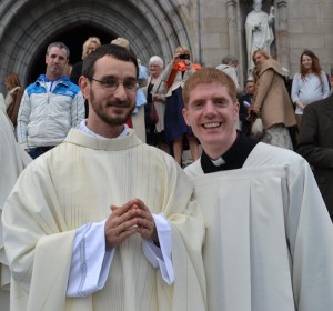 Maciej Zacharek después de la ceremonia de ordenación con un amigo 